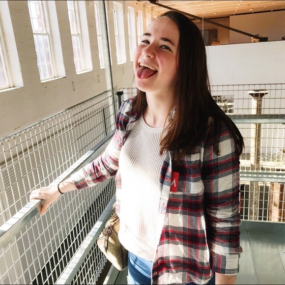 Meet your Posher, Fiona🍍 - Picture 1 of 1